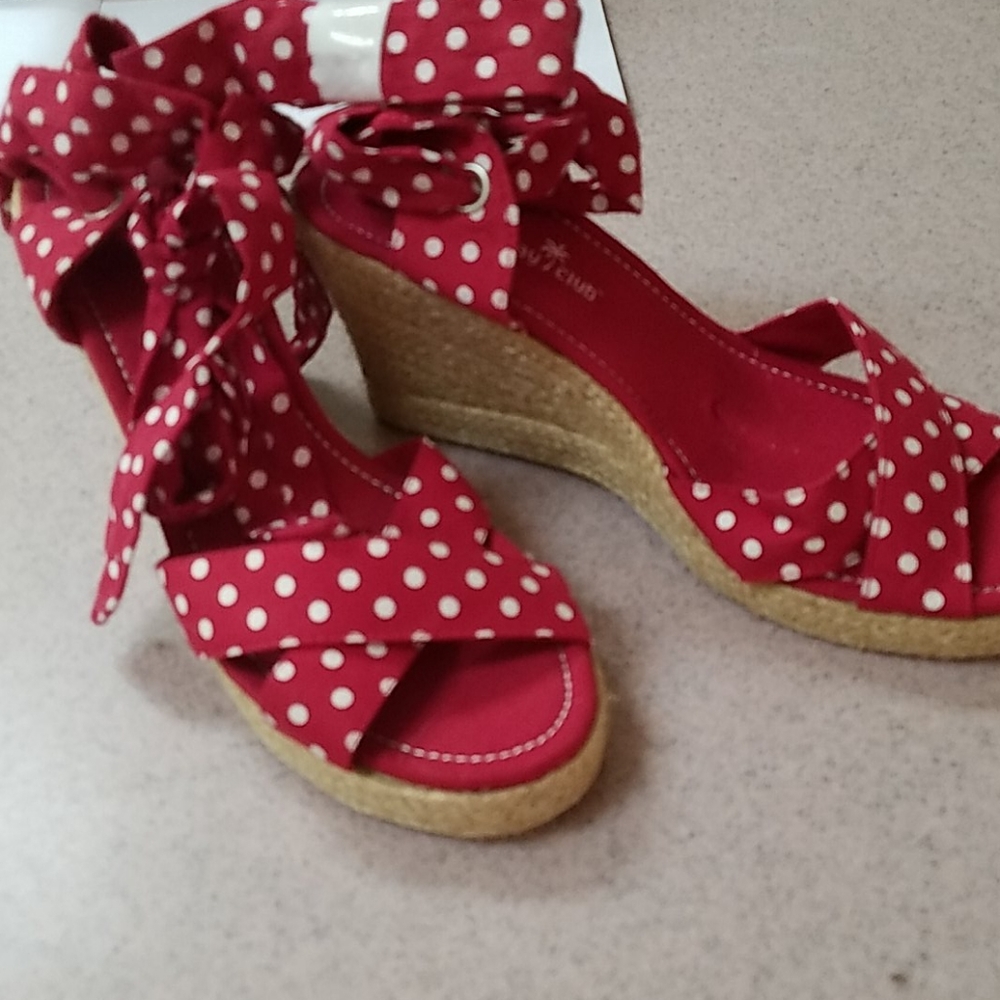Wedges red polka dot